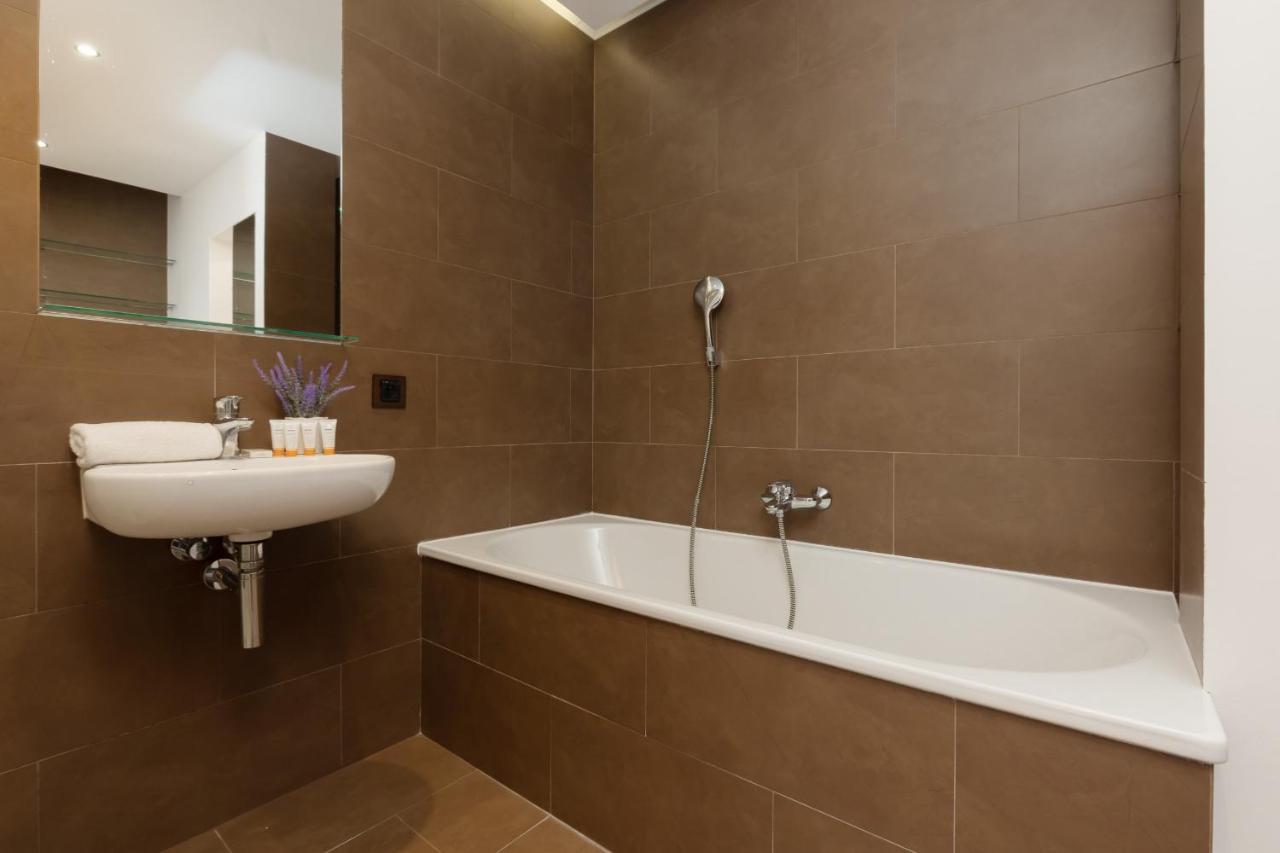 Old Mokotow Spacious Two-Bedroom Apartment By Noclegi Renters Warsawa Bagian luar foto